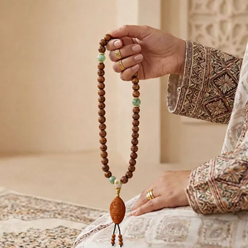 مسبحة رجالية من خشب العود الطبيعي أثناء الذكر والصلاة