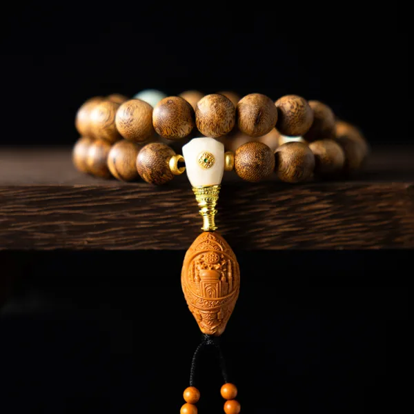 تعليقة سبحة منقوشة بتصميم إسلامي أصيل من خشب العود