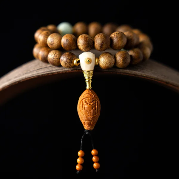 تفاصيل سبحة ذكر مصنوعة يدويًا من خشب العود الطبيعي