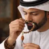 مسبحة رجالية من خشب العود الطبيعي أثناء الذكر والصلاة
