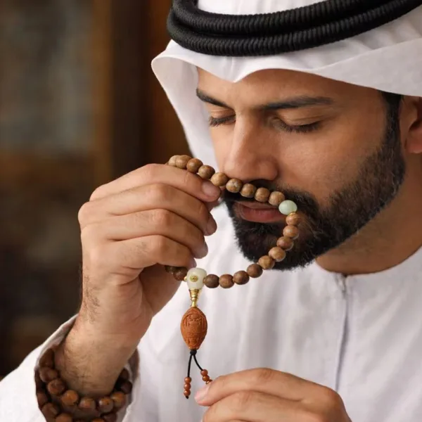 مسبحة رجالية من خشب العود الطبيعي أثناء الذكر والصلاة
